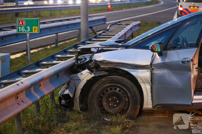 Automobilist botst tegen vangrail