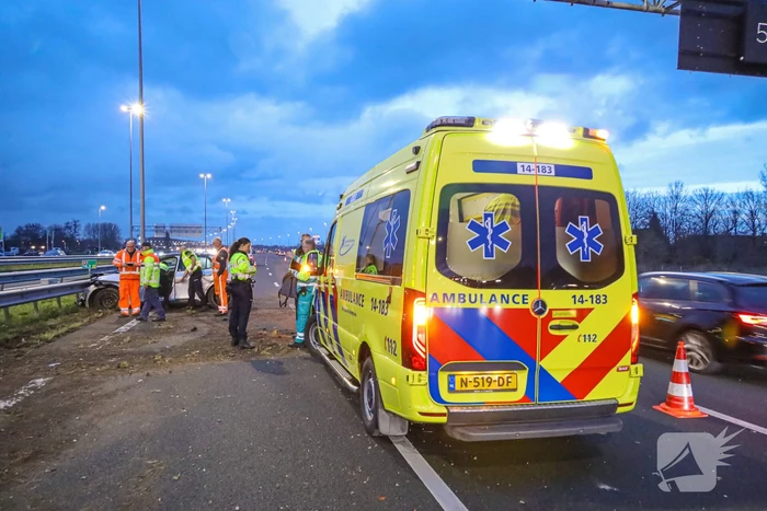 Automobilist botst tegen vangrail