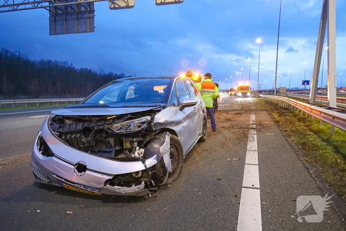 Automobilist botst tegen vangrail