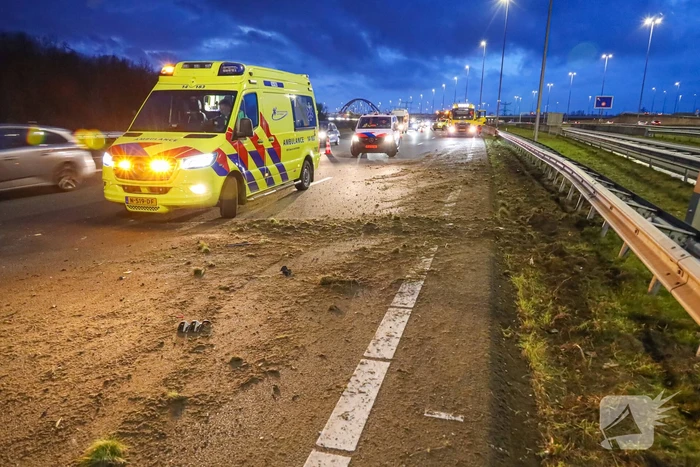 Automobilist botst tegen vangrail