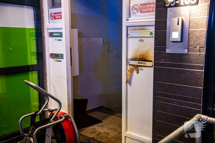 Portiek vol rookontwikkeling na brandstichting