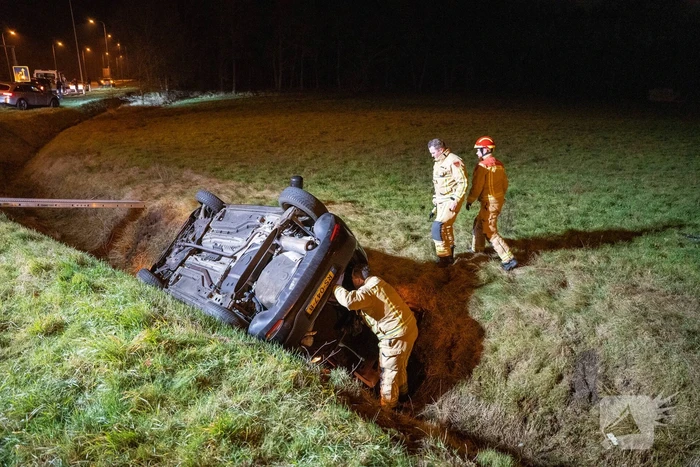 Automobiliste belandt met auto in greppel