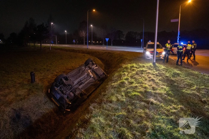 Automobiliste belandt met auto in greppel
