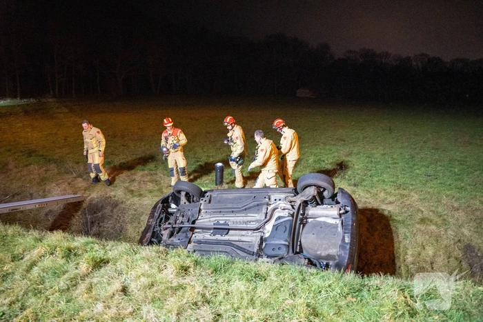 Automobiliste belandt met auto in greppel