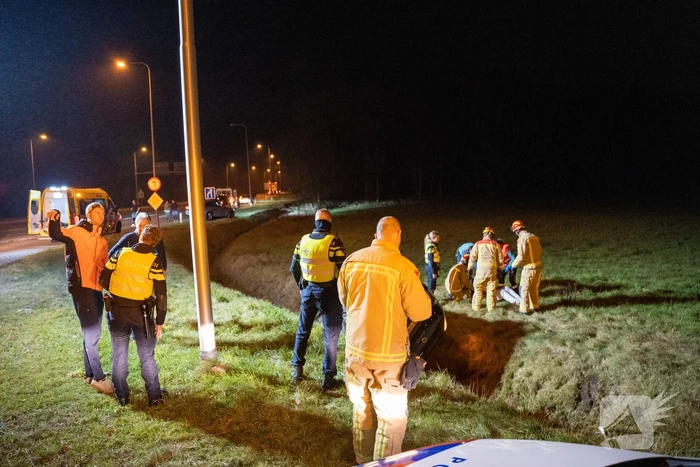 Automobiliste belandt met auto in greppel