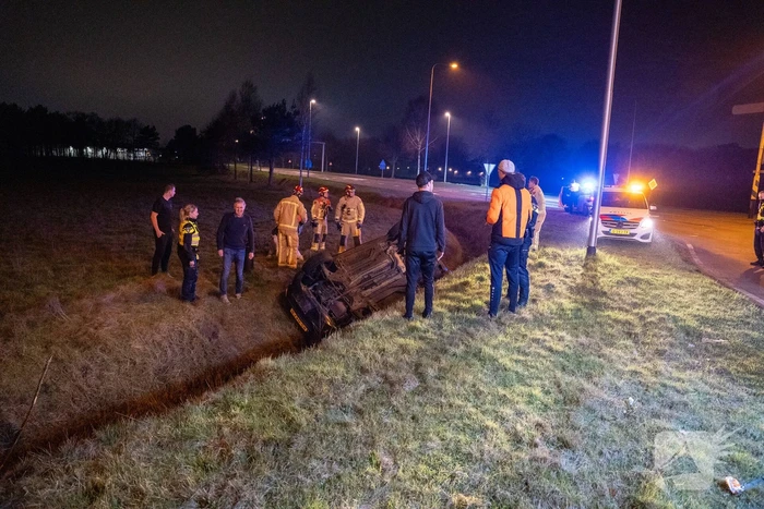 Automobiliste belandt met auto in greppel