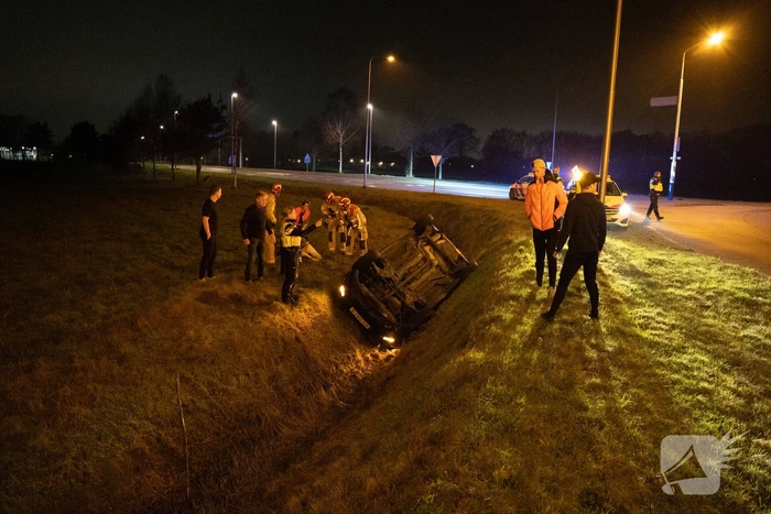 Automobiliste belandt met auto in greppel