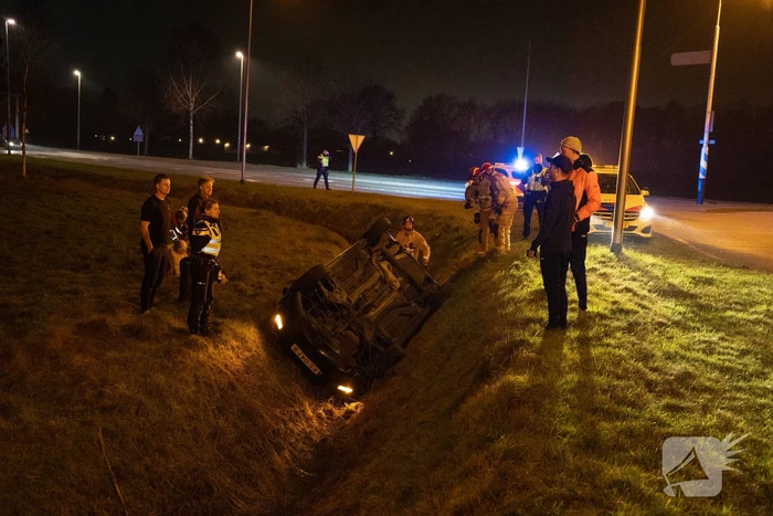 Automobiliste belandt met auto in greppel