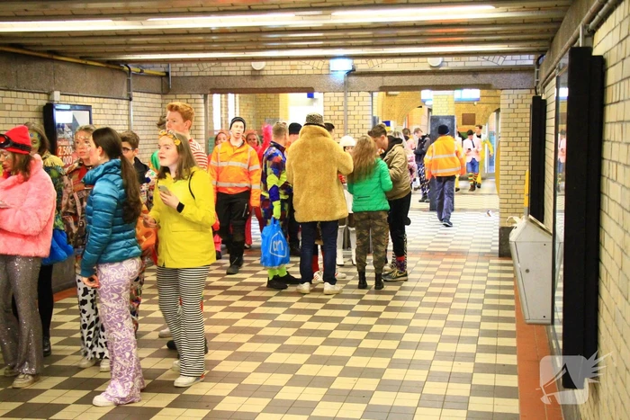 Grote drukte op station vanwege dag twee carnaval