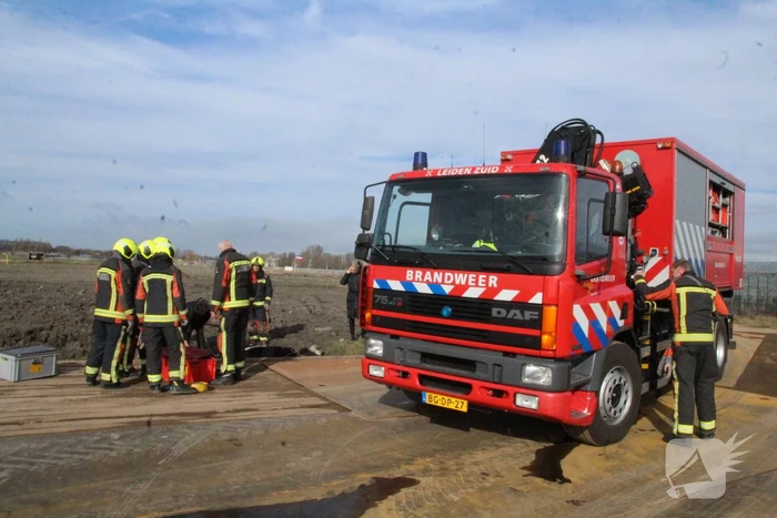 Paard valt in groot gat naast rijplaten