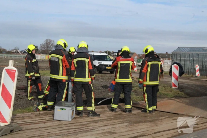 Paard valt in groot gat naast rijplaten