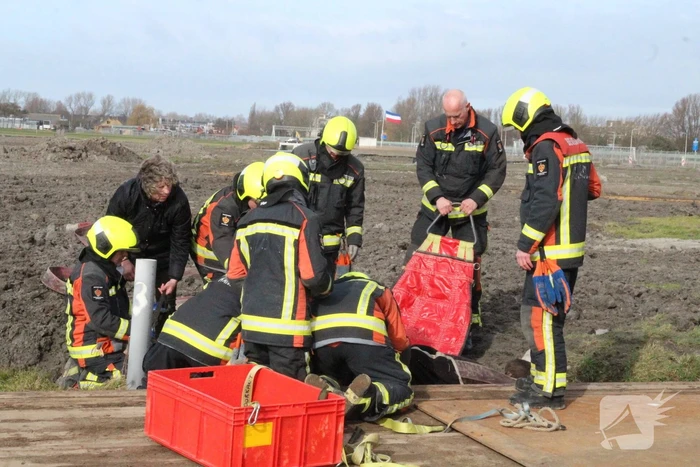 Paard valt in groot gat naast rijplaten