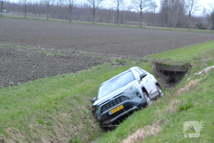 Automobilist belandt in greppel