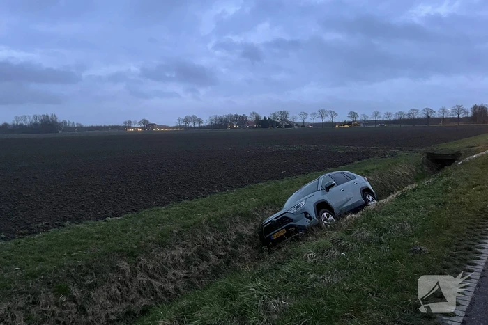 Automobilist belandt in greppel