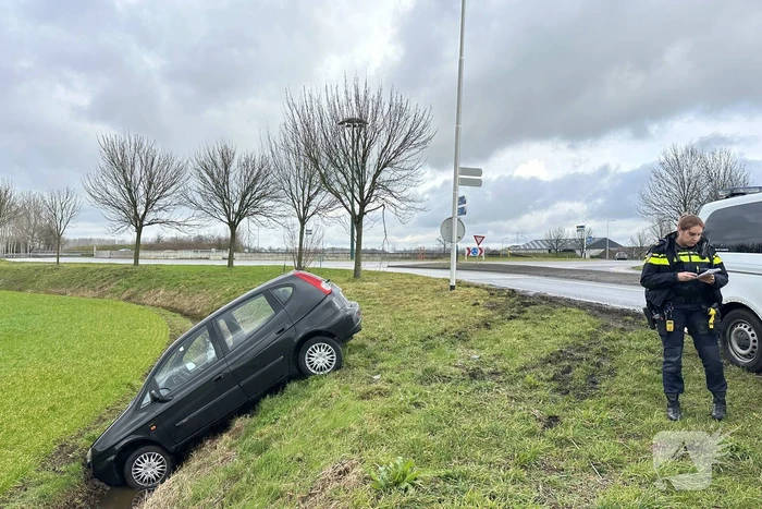 Auto belandt in sloot
