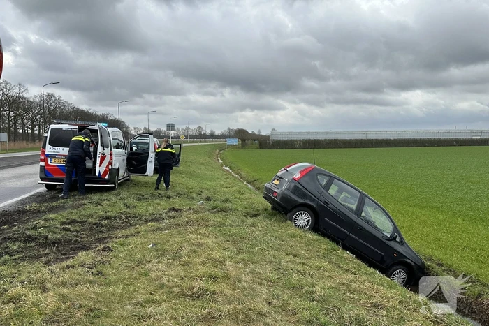 Auto belandt in sloot