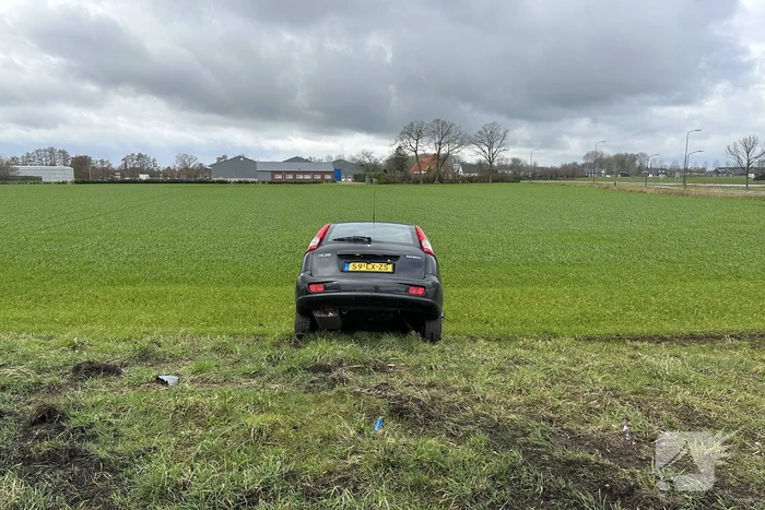 Auto belandt in sloot