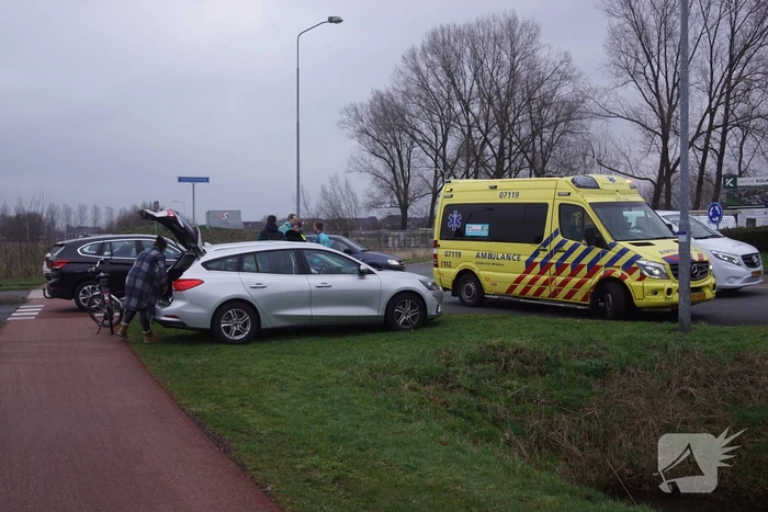 Twee opzittenden van scooter gewond bij aanrijding met auto