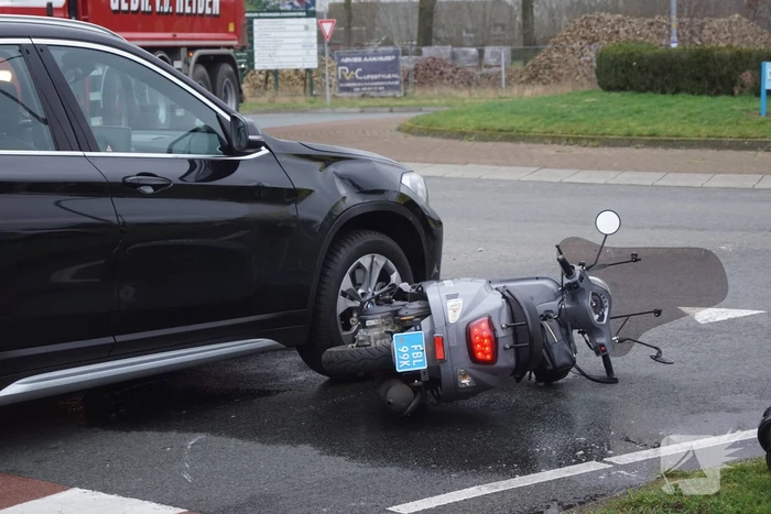 Twee opzittenden van scooter gewond bij aanrijding met auto