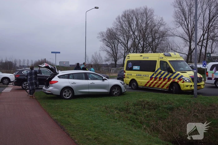 Twee opzittenden van scooter gewond bij aanrijding met auto