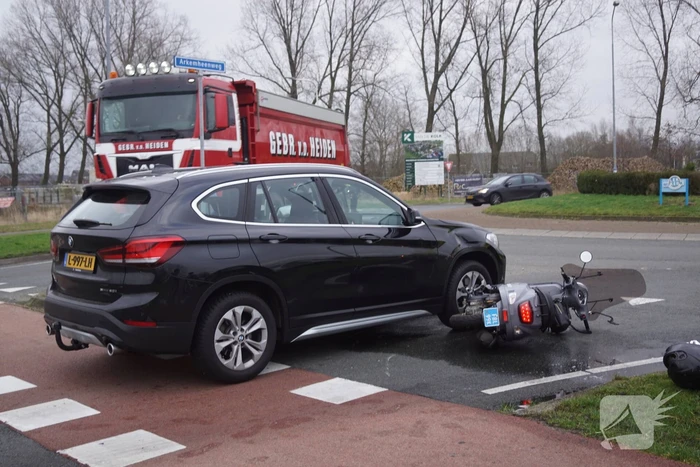 Twee opzittenden van scooter gewond bij aanrijding met auto