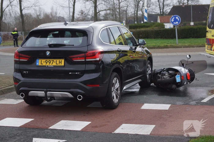 Twee opzittenden van scooter gewond bij aanrijding met auto