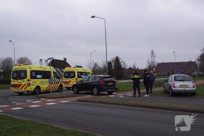 Twee opzittenden van scooter gewond bij aanrijding met auto