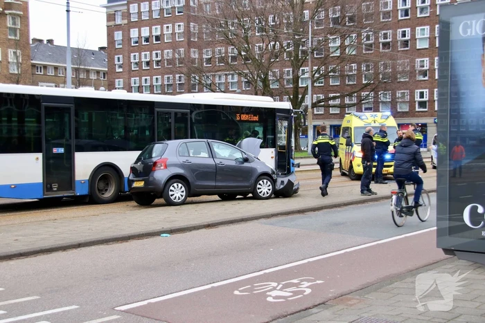 Gewonde bij botsing tussen auto en lijnbus