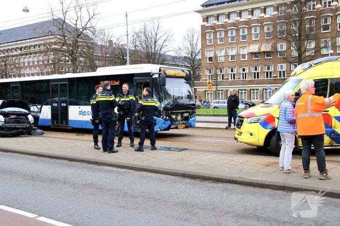 Gewonde bij botsing tussen auto en lijnbus