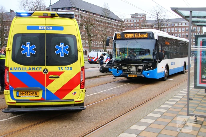 Gewonde bij botsing tussen auto en lijnbus