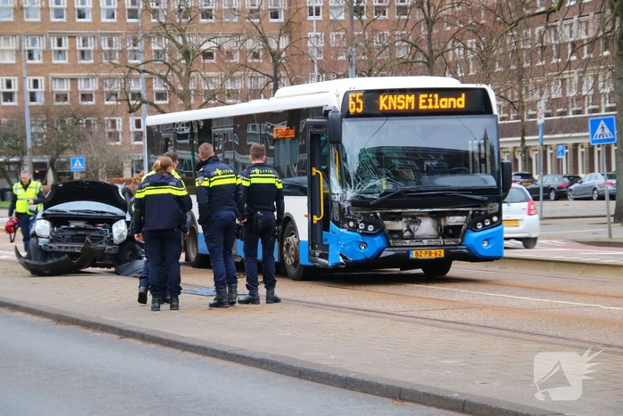 Gewonde bij botsing tussen auto en lijnbus