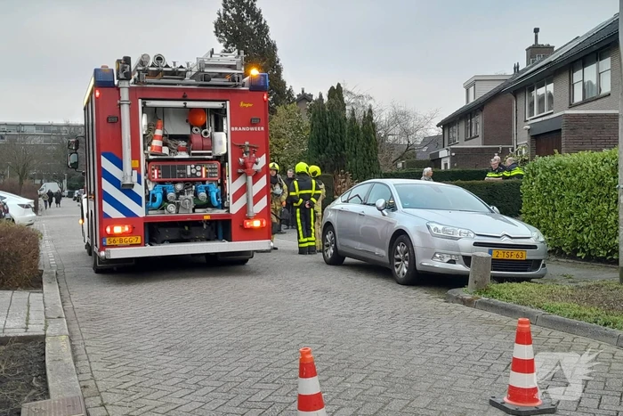 Brandweer verricht onderzoek naar gaslucht
