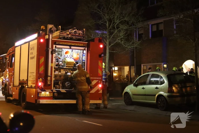 Woningbrand snel onder controle, mogelijk veroorzaakt door lichtkogel