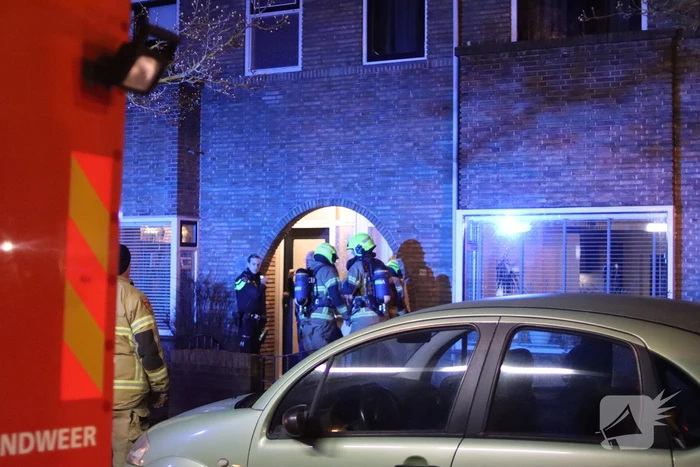 Woningbrand snel onder controle, mogelijk veroorzaakt door lichtkogel