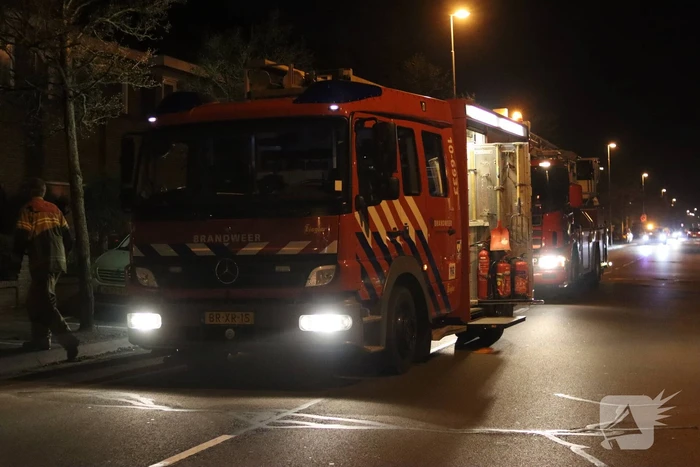 Woningbrand snel onder controle, mogelijk veroorzaakt door lichtkogel