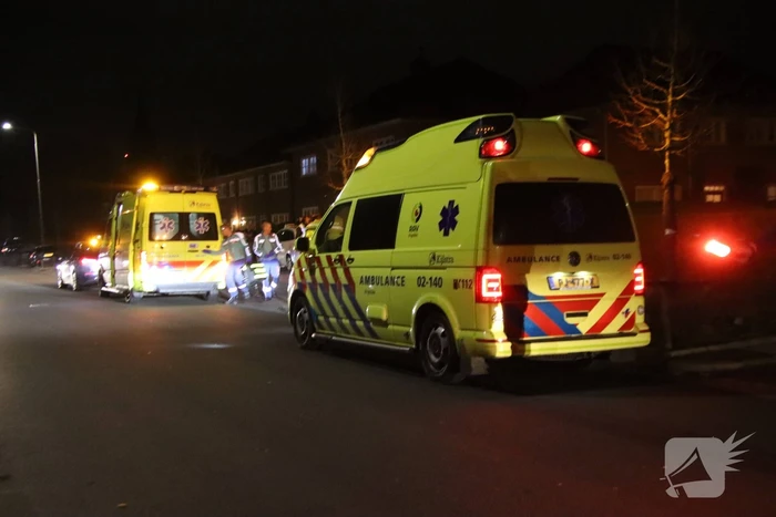 Scooterrijder rijdt hard in zijkant van auto