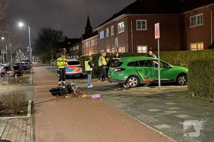 Scooterrijder rijdt hard in zijkant van auto