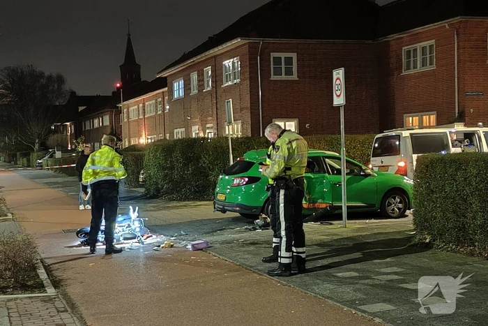 Scooterrijder rijdt hard in zijkant van auto
