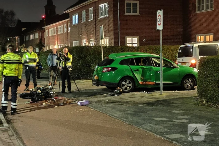 Scooterrijder rijdt hard in zijkant van auto