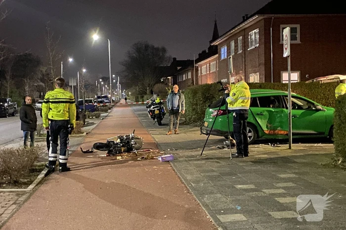 Scooterrijder rijdt hard in zijkant van auto