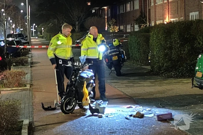 Scooterrijder rijdt hard in zijkant van auto