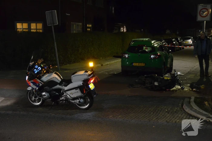 Scooterrijder rijdt hard in zijkant van auto