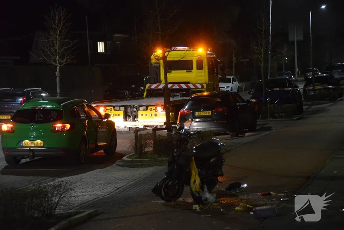 Scooterrijder rijdt hard in zijkant van auto