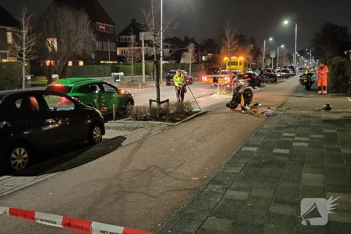 Scooterrijder rijdt hard in zijkant van auto