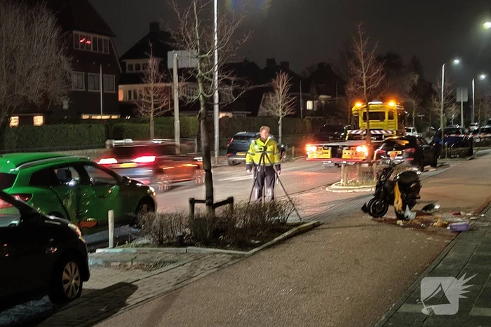 Scooterrijder rijdt hard in zijkant van auto