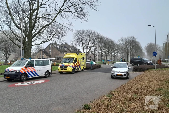 Flinke schade bij botsing tussen taxi en auto