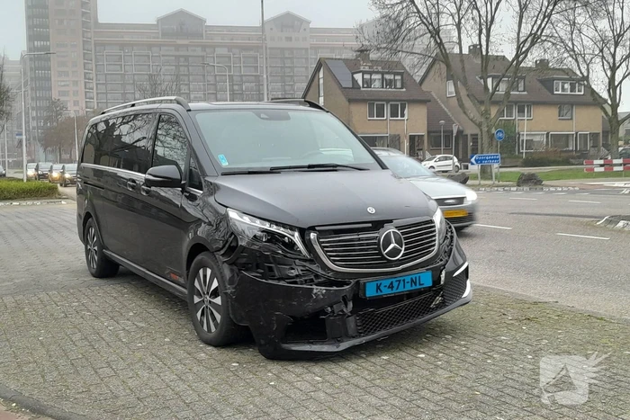 Flinke schade bij botsing tussen taxi en auto