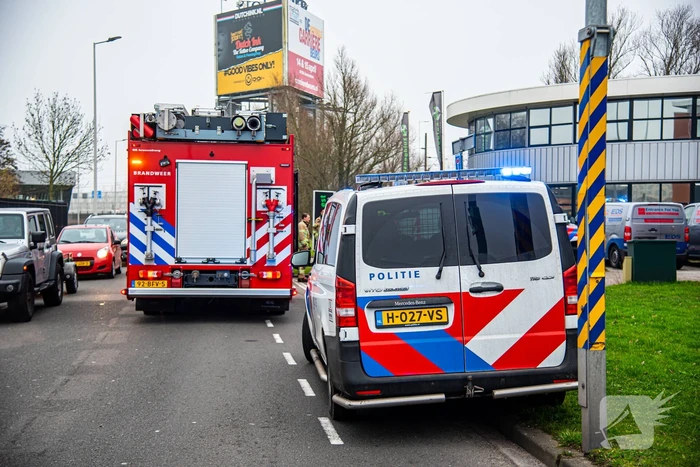 Zwarte rookwolken uit bedrijfsverzamelgebouw