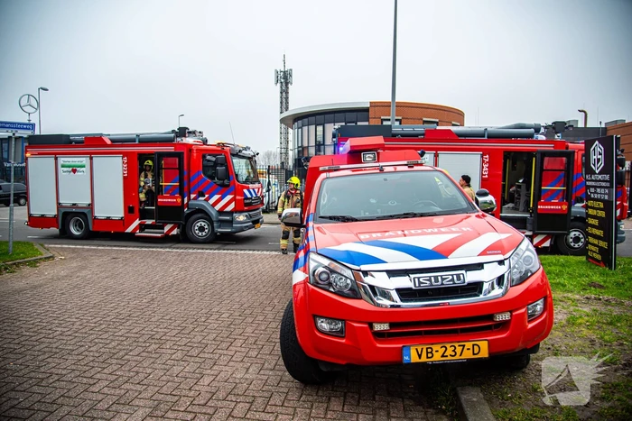 Zwarte rookwolken uit bedrijfsverzamelgebouw