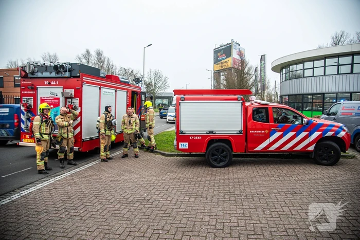 Zwarte rookwolken uit bedrijfsverzamelgebouw